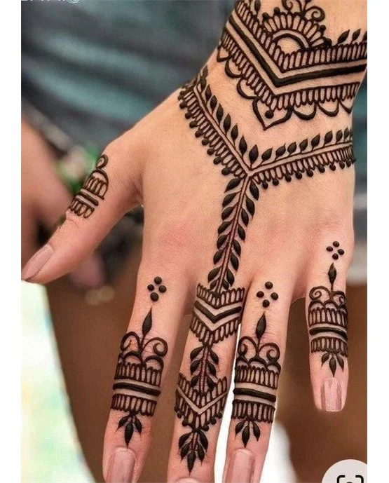 Bold Garland And Teardrop Along Back Hand Mehndi Design Bold Garland And Teardrop Along Back Hand Mehndi Design